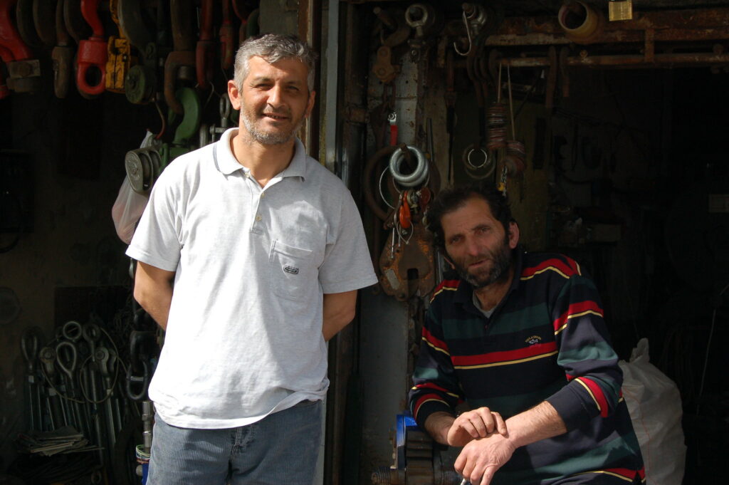 Na’il et un ami. Un marin et un artisan du métal, Perşembe Pazar, April 2008.
